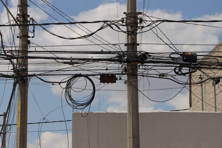 Los cables de luz se han convertido en telarañas olvidadas y