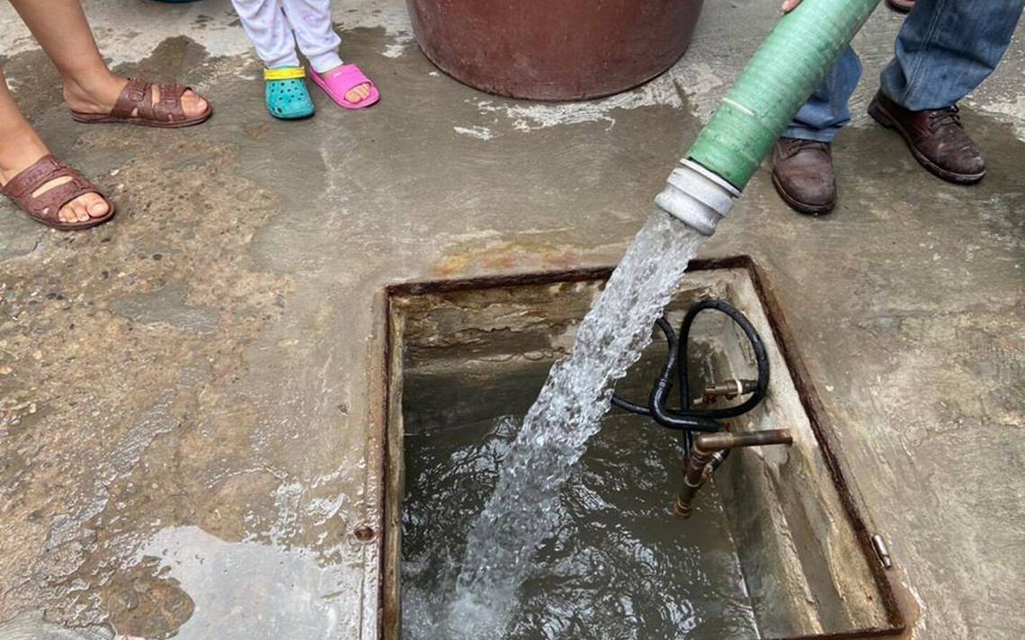 A 30 CUC la pipa de agua potable en Pinar del Río con numerosos salideros