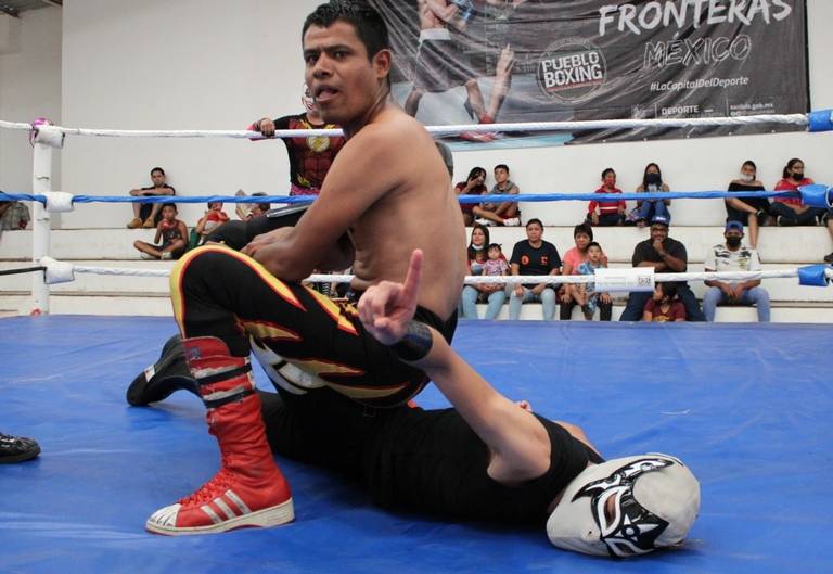 Los aficionados eligen combates de lucha libre en la nueva normalidad - Más  Lucha
