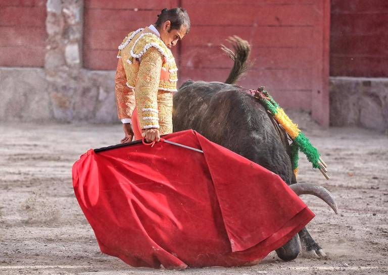 Torero poniendo un par de banderillas al toro. foto de Stock