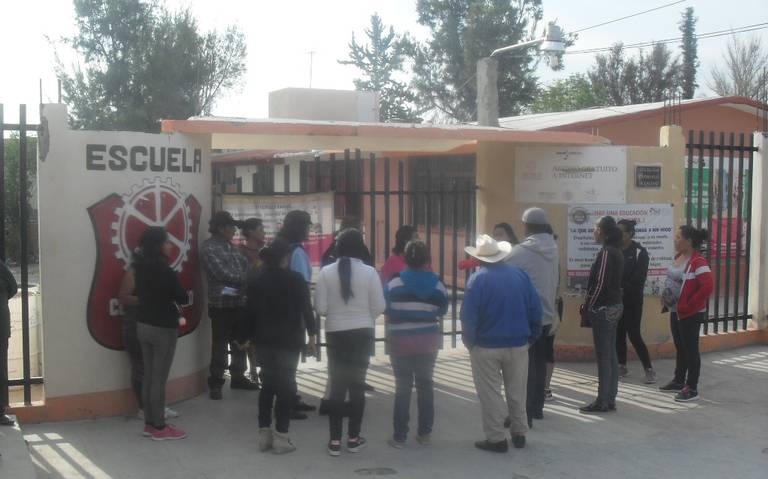 Rompen candados para reanudar clases en la Primaria Club Rotario - El Sol  de San Luis | Noticias Locales, Policiacas, sobre México, San Luis Potosí y  el Mundo